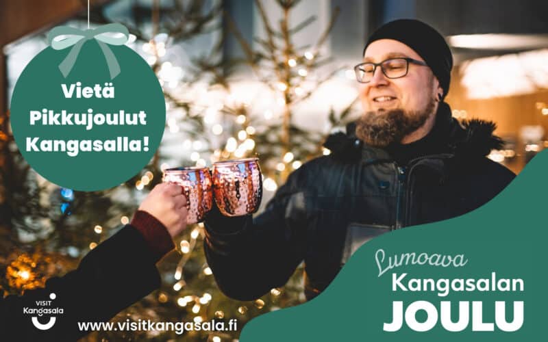 Kuvassa henkilö skoolaa glögimukilla ulkona. Taustalla joulukuusia.