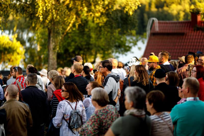 Yleisöä festivaaleilla ulkona